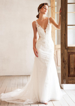 V Neck White Lace Tulle Exquisite Wedding Dress
